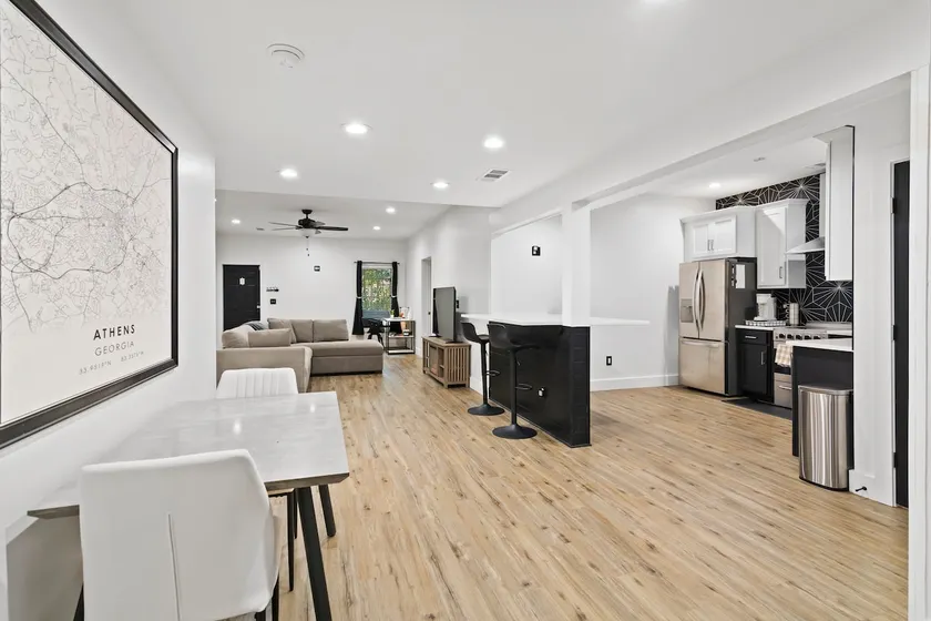 Modern Comfort Retreat • Fireplace • Gym • Games - Image 1