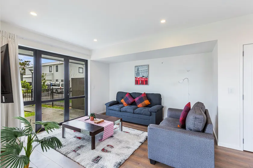 Auckland airport homes six minutes from airport three bedrooms two and half bathrooms - Image 1
