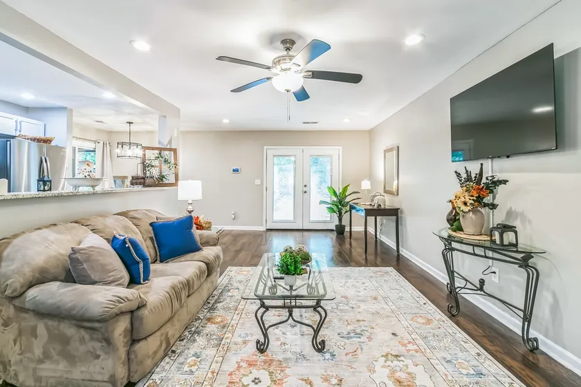Adventure Awaits: Stylish Stone Mountain Stay! - Image 1
