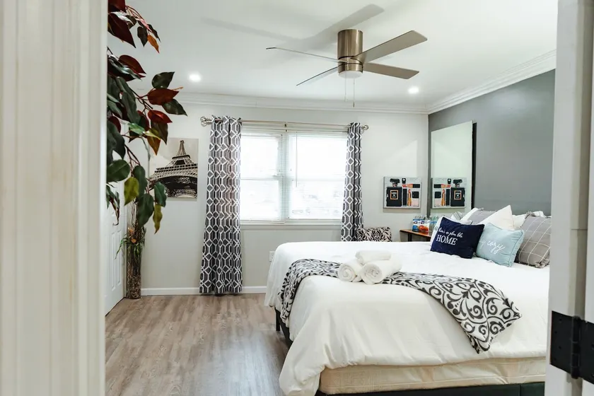 Luxury Retreat: Royal Comfort & Modern Amenities - Image 1