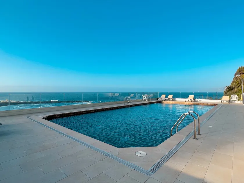Beachfront studio with pool - Image 1