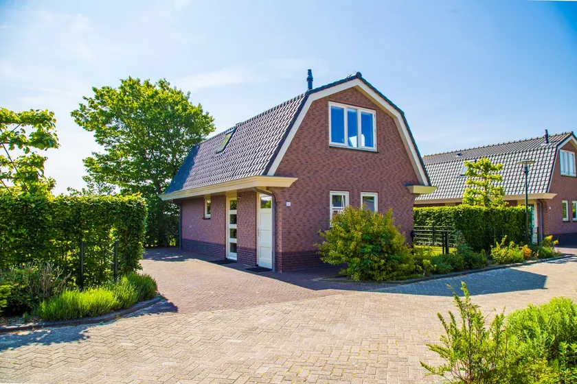 Luxury Bungalow - Image 1