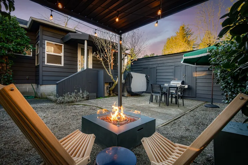 Hot Tub~Fire Pit~Stylish~Couples Retreat~Ping Pong - Image 1