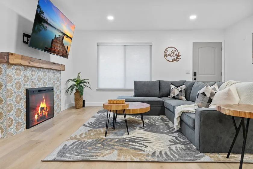 Modern Home 6 Min to ONT Airport - Image 1