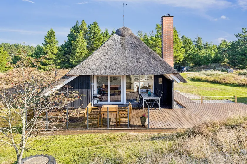 Idyllic thatched cottage in beautiful nature - Image 1