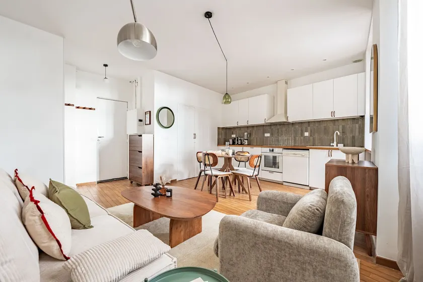 Bright & Design Apartment – 3 min Metro L11 - Image 1