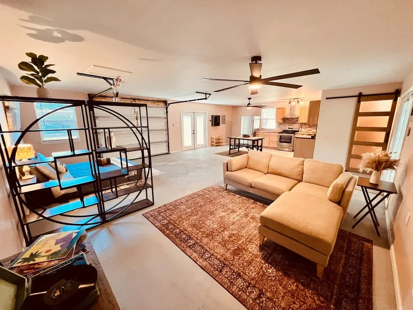 Bohemian Guesthouse + Full Kitchen + Pet Friendly - Image 1