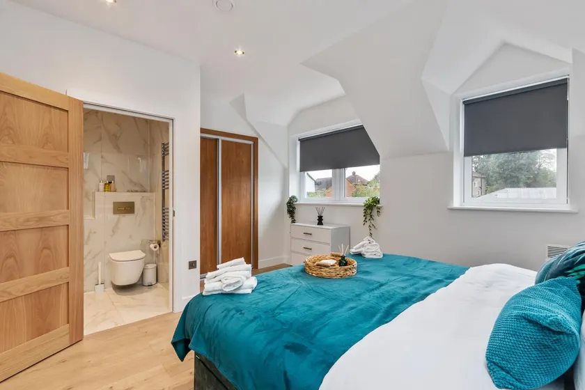 Deluxe 2-Bedroom Apartment by E2M, Leatherhead - Image 1