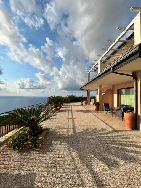 Detached house with a sea view - Image 1
