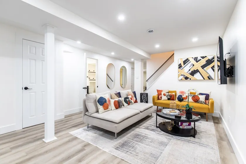 Modern & Cozy 2 BR Niagara Getaway W/ King Bed - Image 1