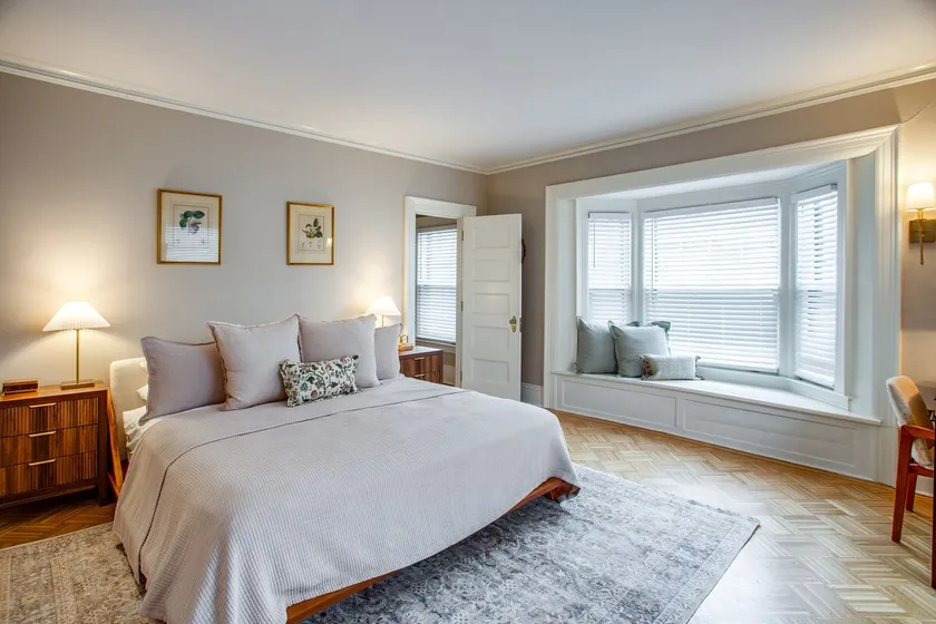 Victorian Retreat Walking Distance to Park Ave! - Image 1