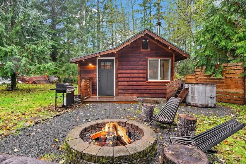 Glacial Getaway - Cedar Hot Tub & Fire pit - Image 1
