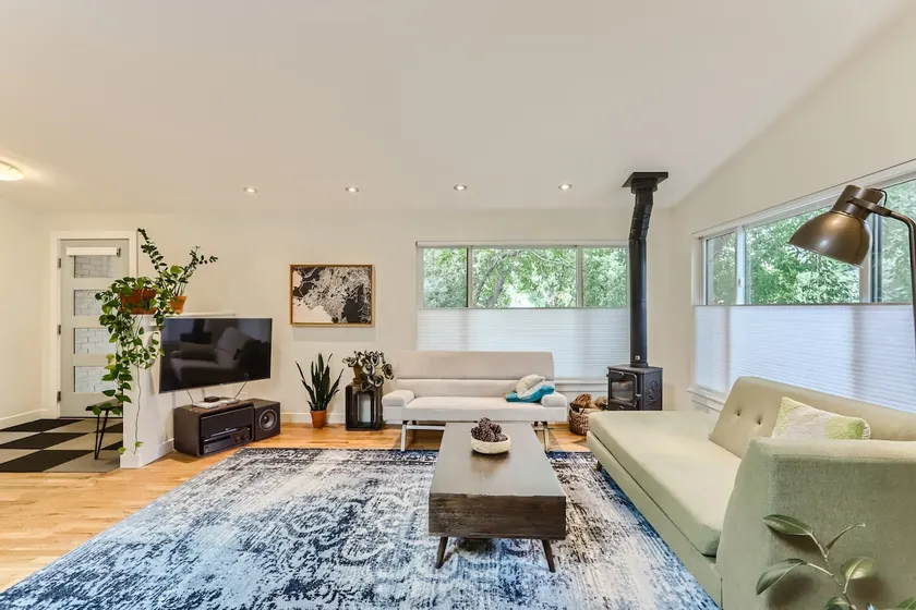 Bright & Open 2 Bed, Home Walk to Downtown & CU - Image 1
