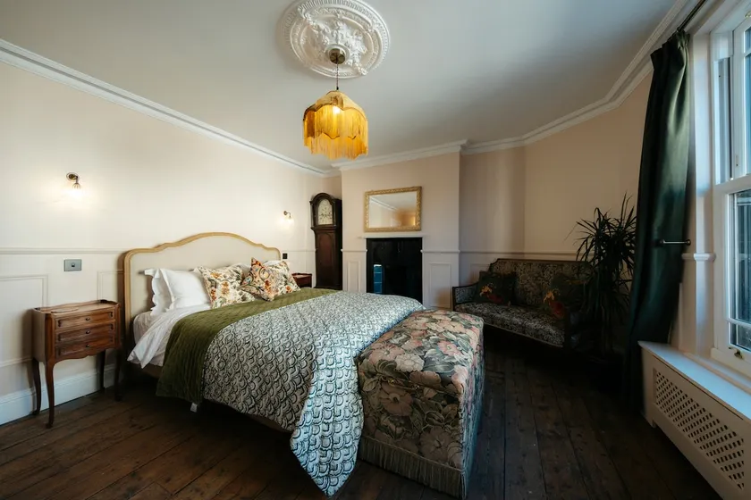 The Doghouse Inn en-suite king size bedroom - Image 1