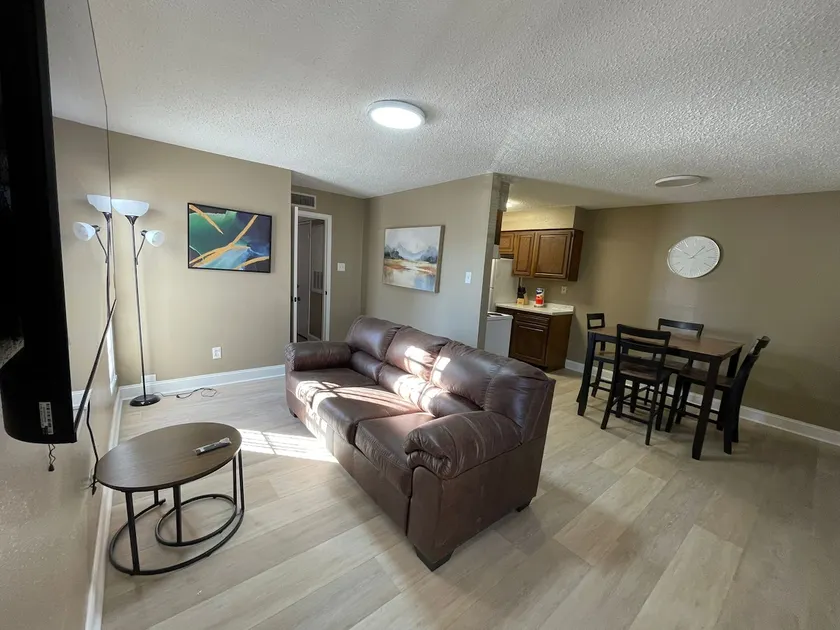 Stylish 1BR: Comfort & Style - Image 1
