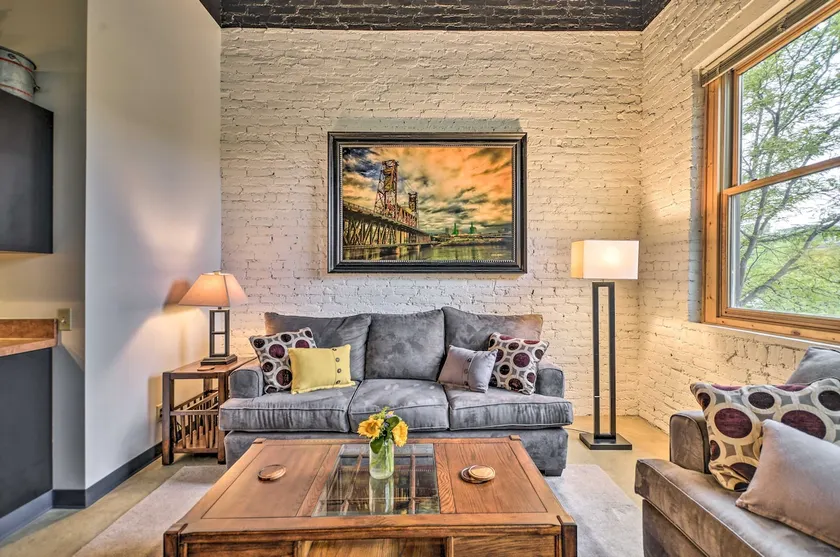Cozy Downtown Loft Retreat - Image 1