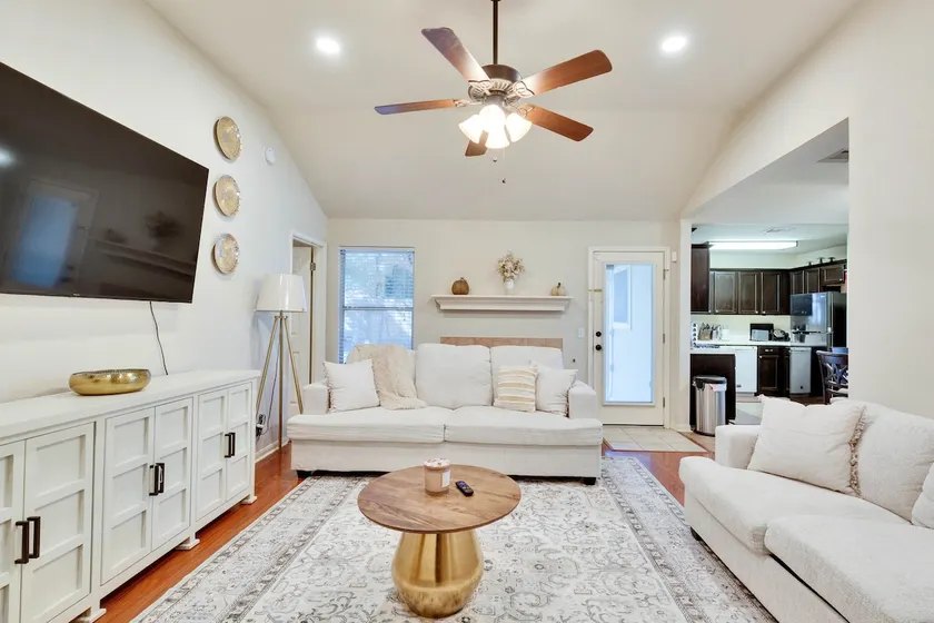 Relaxing, Pet-Friendly Oasis with Private Yard - Image 1