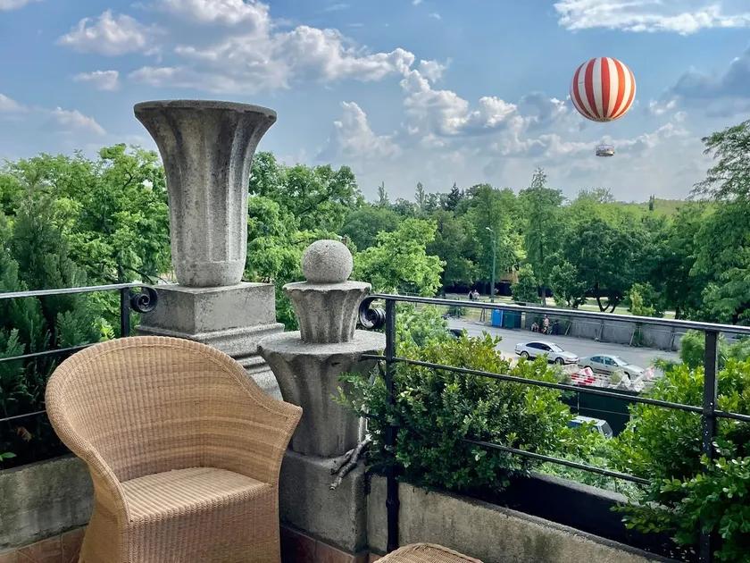 Villa with terrace overlooking the city park - Image 1