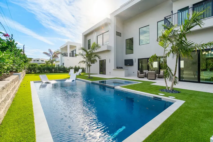 Sol Haus-Serene Coastal Retreat w/Pool/Rooftop/Gym - Image 1