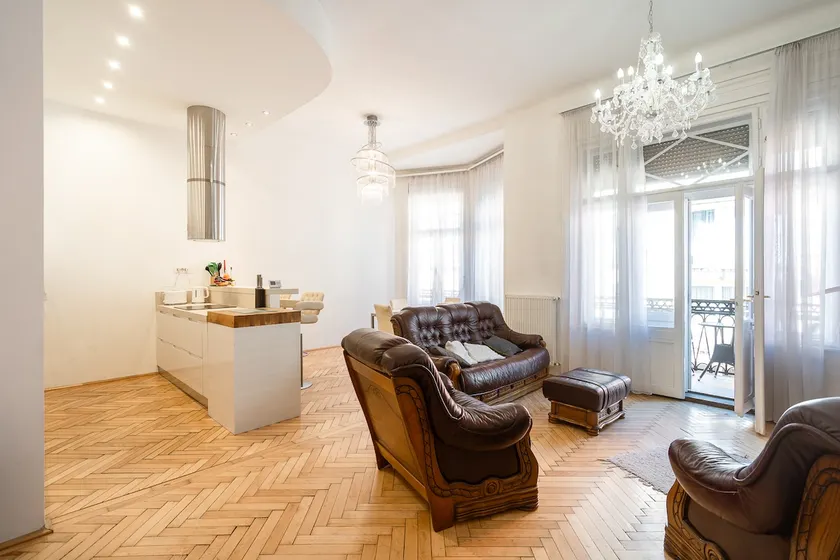 Garys bright and spacious two bedroom flat near Danube - Image 1