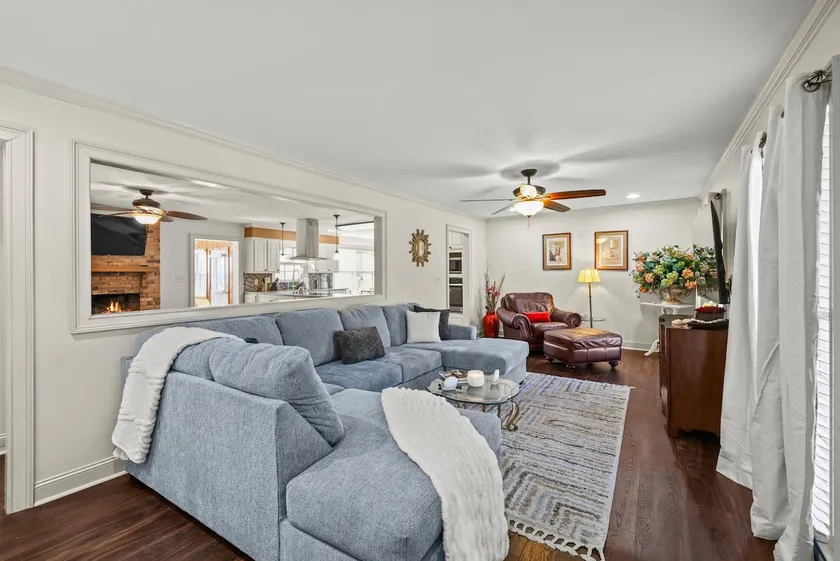 3/BR Perfection near the square. - Image 1