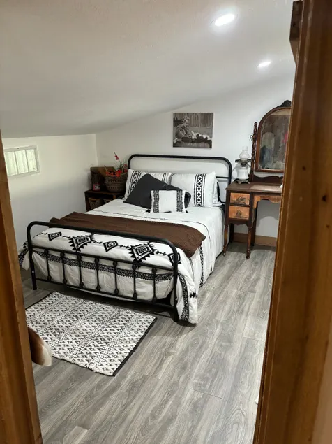 Beautiful remodeled bunkhouse 3 bedroom 1 bath - Image 1