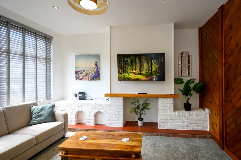 Frodos Folly, Spacious Family Home, Walk to Beach - Image 1