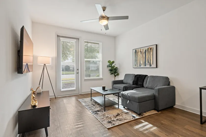 Spacious 1 BR Apt|King Bed| Pool|Gym|Clse 2 Beach. - Image 1