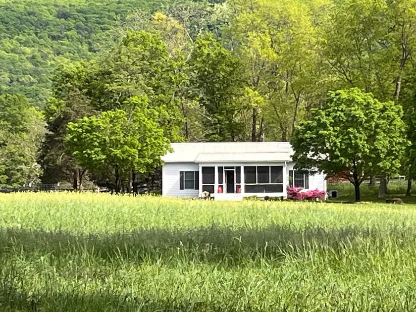 Country Cottage on Passage Creek - Image 1