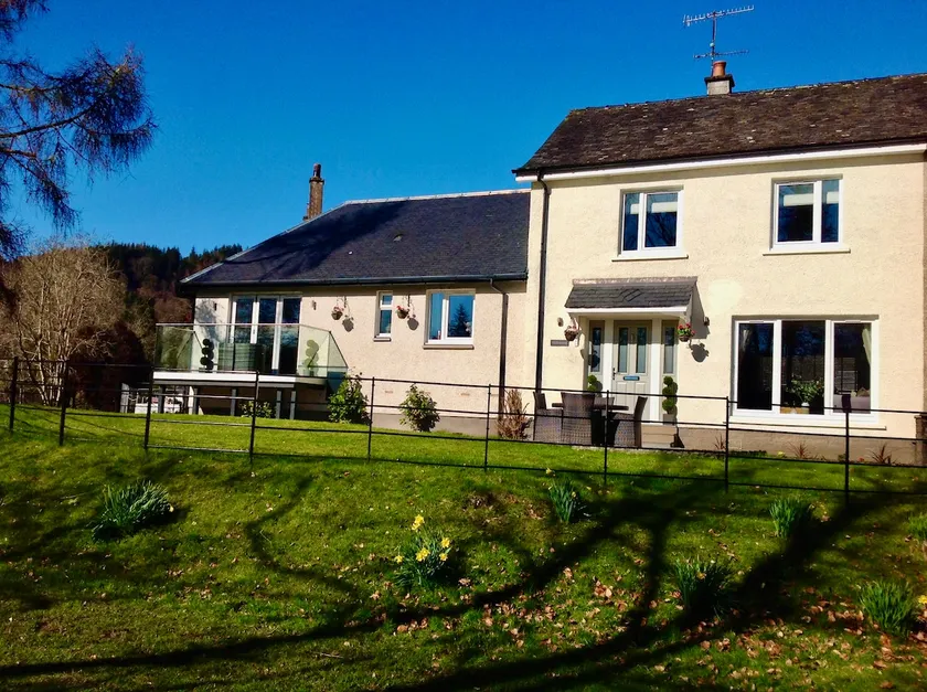Beautiful Riverside Holiday Home - Image 1