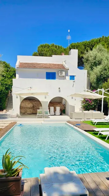 Luxury Ostuni Beachfront Villa with Pool & Private Parking - Image 1