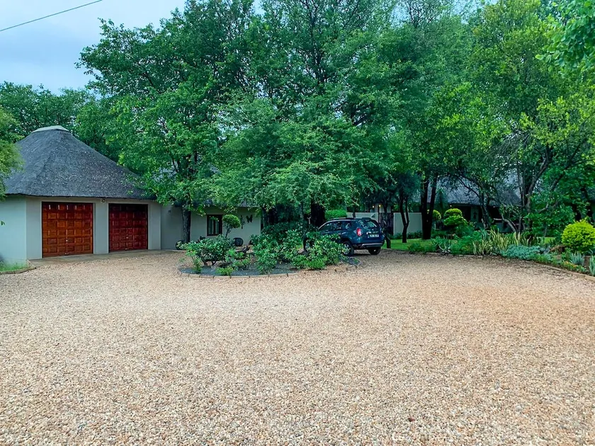 Superb cottage right next to the Kruger! - Image 1