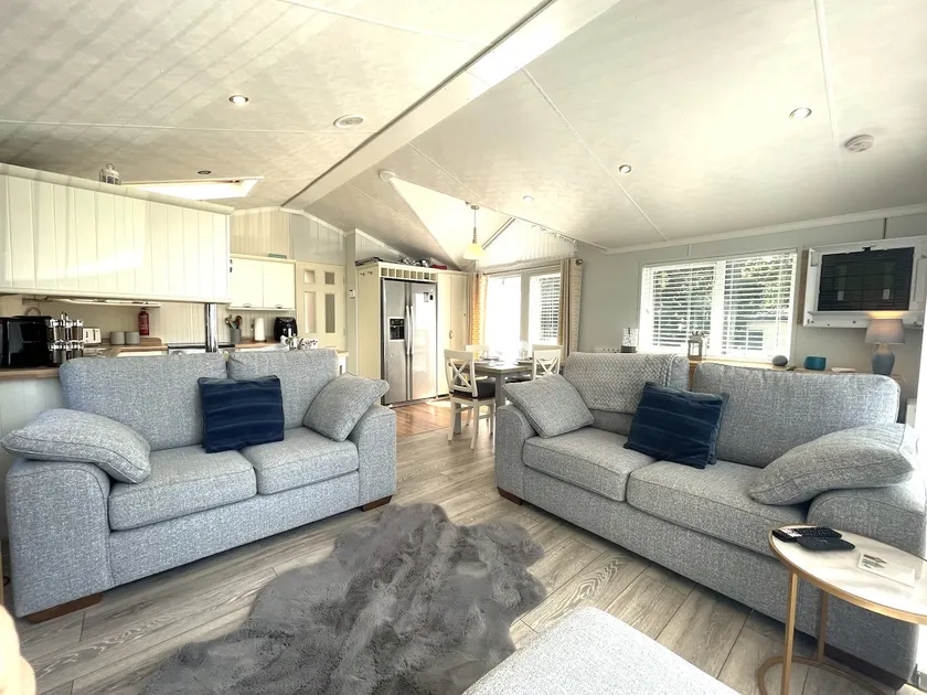 2 Bed Lodge, Sleeps 4, Dog-Friendly - Image 1