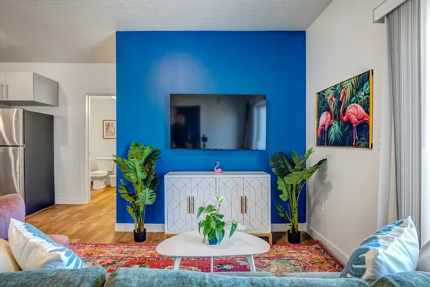 Tropical Vibe 2bd 2ba w/ Hot Tub, Gym, & Clubhouse - Image 1