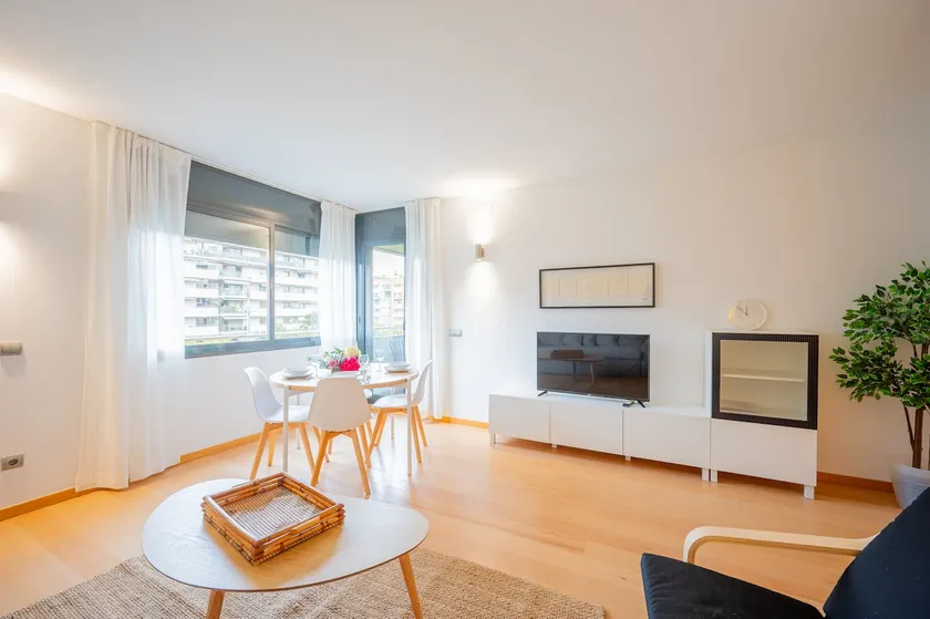 Apartment in Central Barcelona and beach with pool - Image 1
