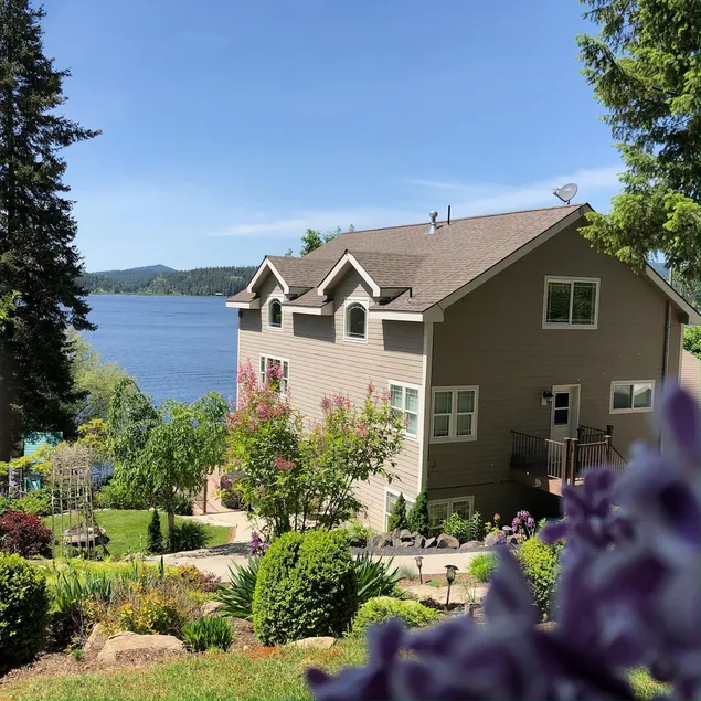 Waterfront home sleeps 21 with dock and game room - Image 1