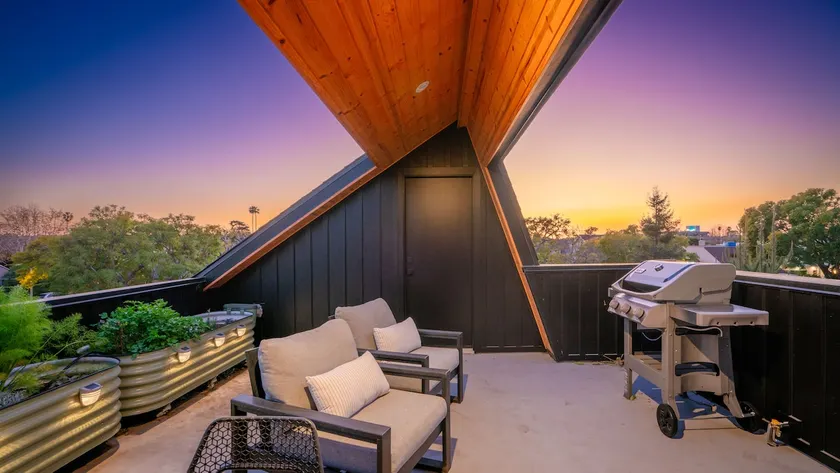 Contemporary bi-level unit w/private roof deck - Image 1