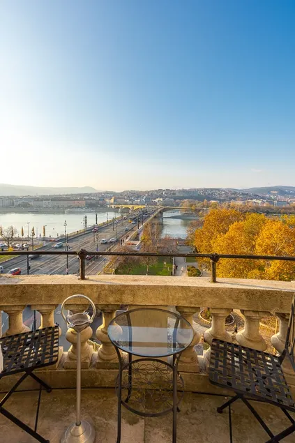Magical Danube view in a spacious two bedroom suite next to Parliament - Image 1