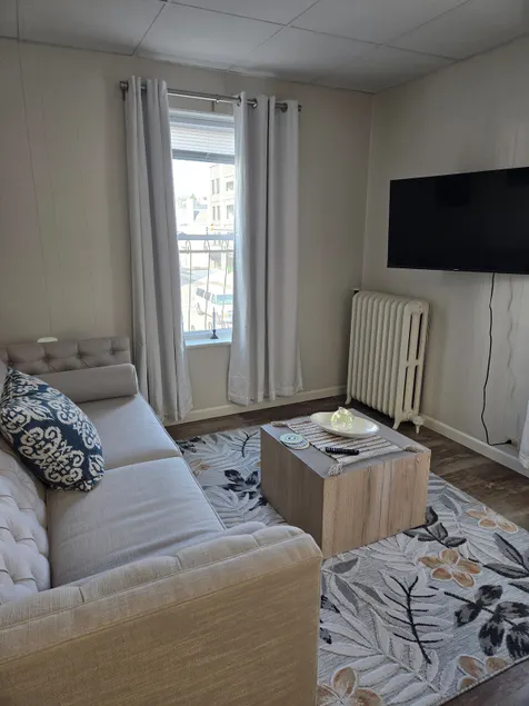 Contemporary Downtown 1-Bedroom Apartment - Image 1