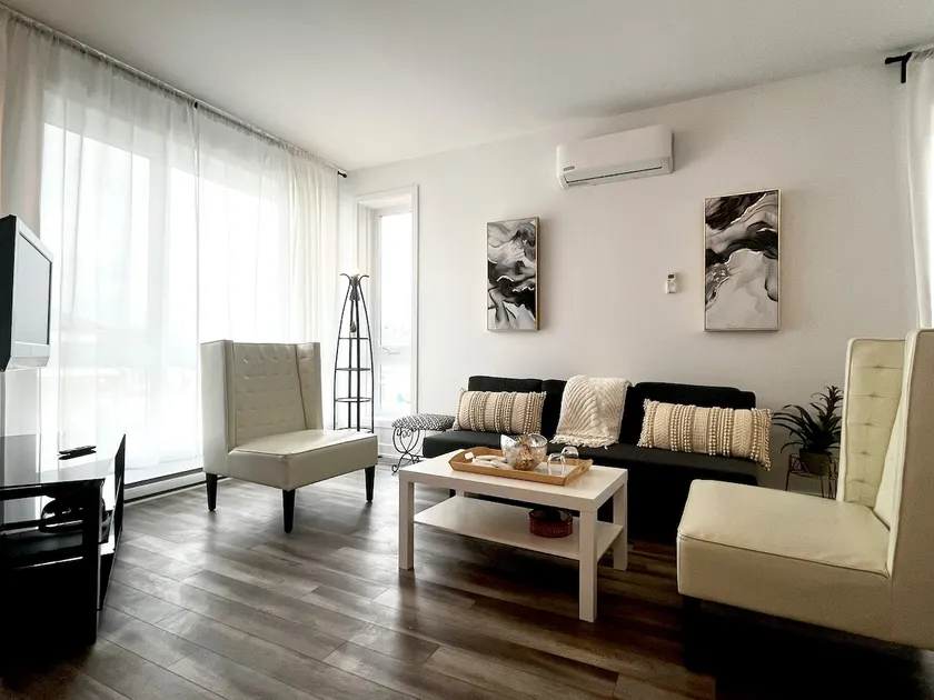 Luxury Furnished 3 BDR apt + parking - Image 1