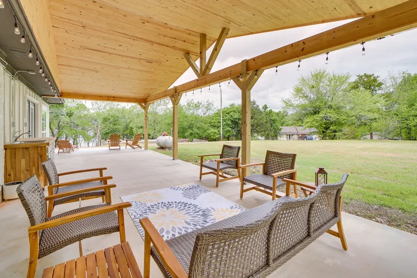 Short Walk to Water! Spacious with Boat Parking! - Image 1