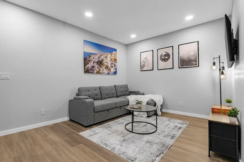 Lux Private Suite•9 mins to Airport•Fully Stocked! - Image 1