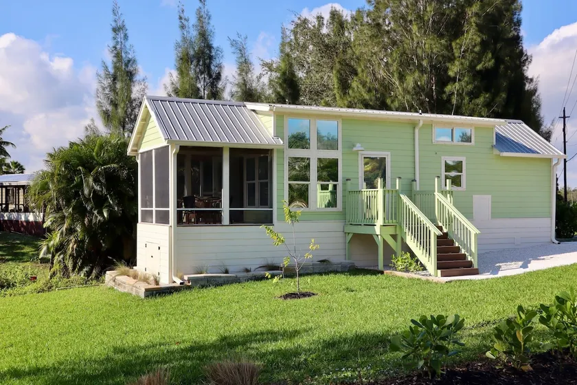 Waterfront tiny home by beach & golfing - Image 1