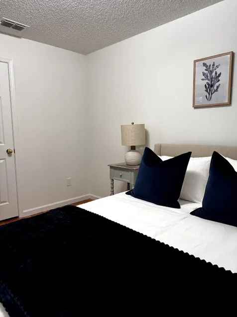 Central Getaway: Stylish, Cozy, and Full of Light - Image 1