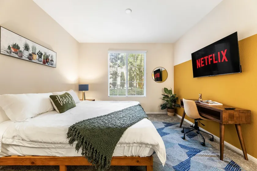 Chic & Cozy Condo Near Disney - Pool & Gym - Image 1