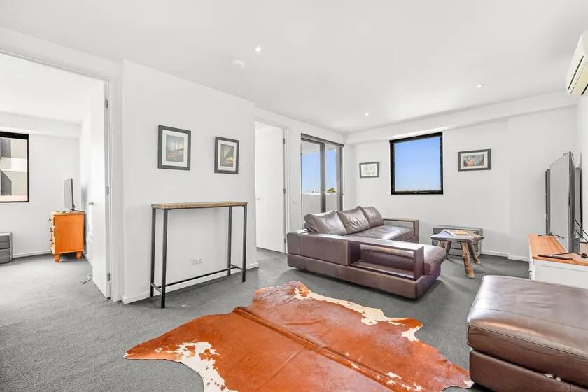 Convenient 2BR Apt with Free Parking - Image 1