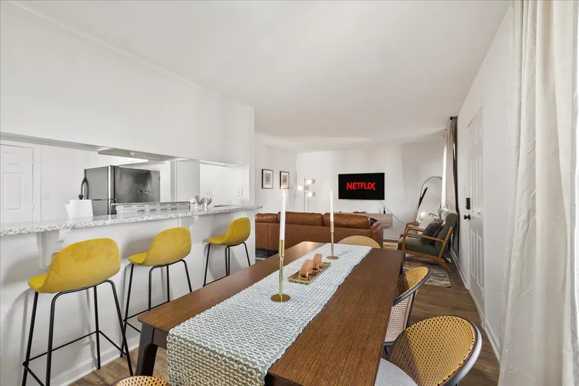 Wilson Centrally Located Charm: Up to 12 Guests - Image 1