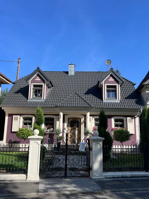 Country house at the castle - Image 1