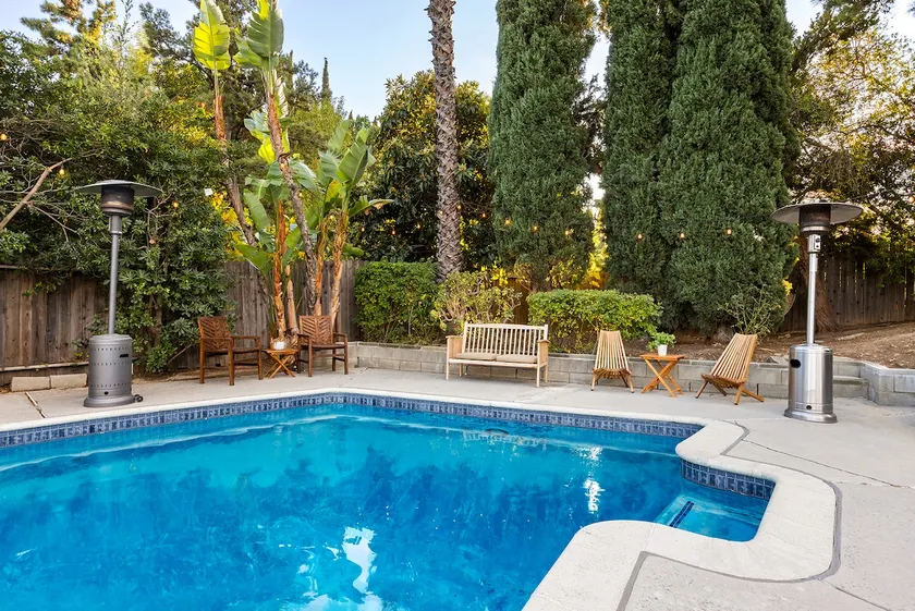 Adorable 4 bedroom home with Pool & more - Image 1