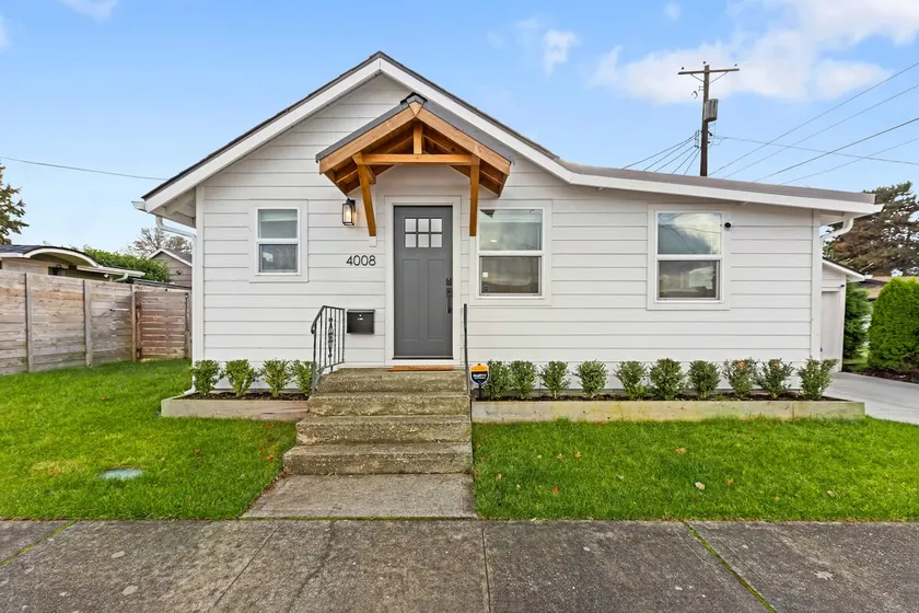 Cozy Bungalow Home 2br, 1ba - 9 min to Tacoma Dome - Image 1